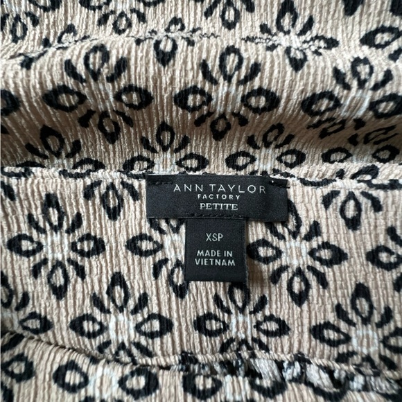 ANN TAYLOR | NWOT | BLACK & WHITE PRINT SHORT SLEEVE TOP | PETITE EXTRA SMALL - Picture 7 of 7